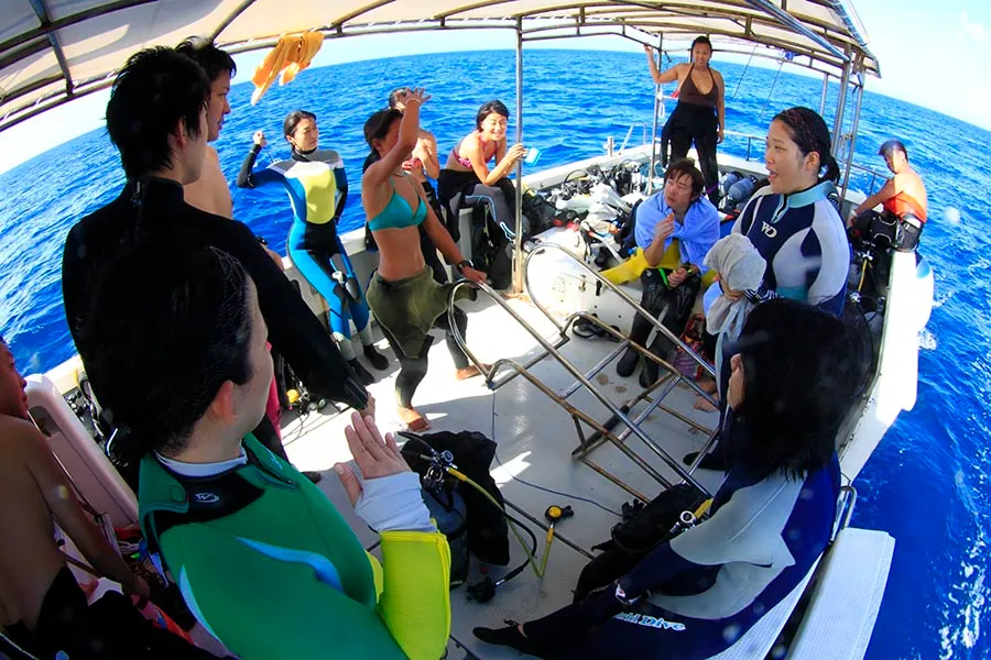 ボートでブリーフィング